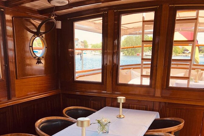 Berlin Boot Sightseeing Tour on Electric Private Yacht - Choosing your seat, drinks, and comfort