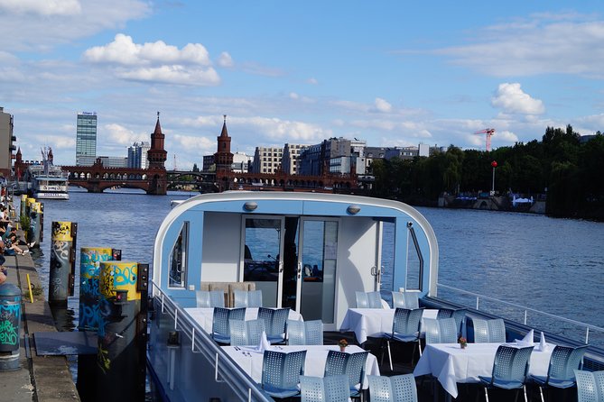 Berlin Capital 4-Course Sunset Dinner Cruise Including Drinks - Seeing the Reichstag from the Spree