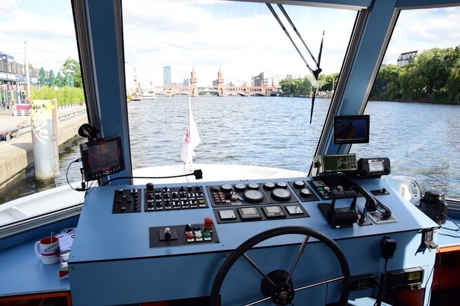 Berlin Capital 4-Course Sunset Dinner Cruise Including Drinks - A small boat with a calm dining mood
