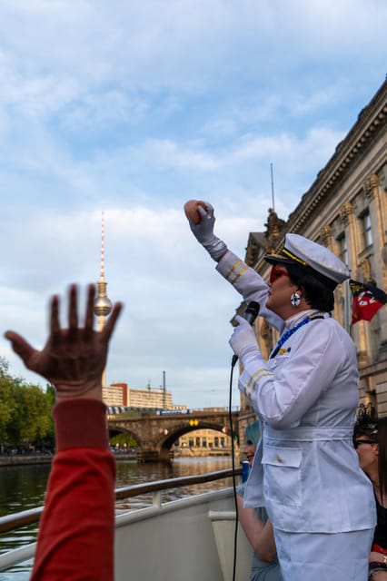 Berlin: Christmas cruise on the Spree with drag queen Audrey. - Price, timing, and practical value