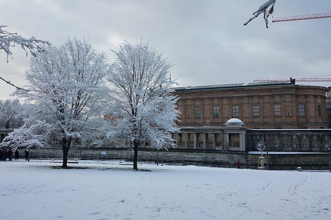 Berlin City Center: The Most Famous Sites (private 3 hours Walking tour) - Unter den Linden and Neue Wache: the walk between the landmarks