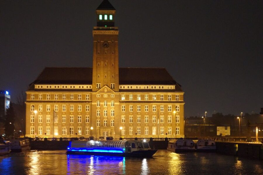 Berlin: Dinner Cruise on the Spree with Prosecco - Service, atmosphere, and special occasions