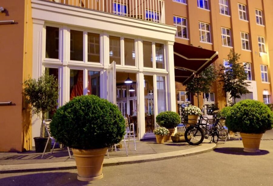 Berlin: Dinner in the Dark - What complete darkness feels like at the table
