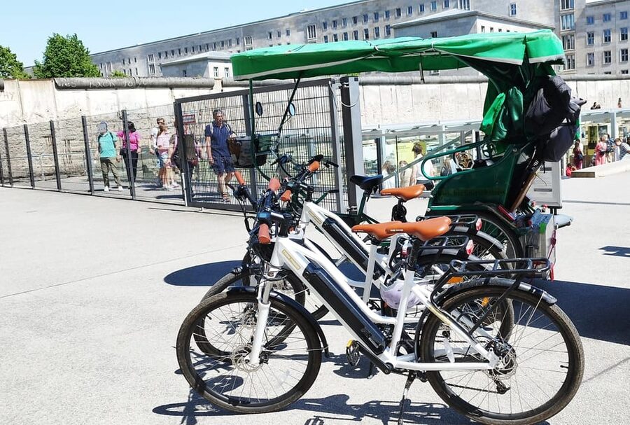 Berlin (E)Bike Tour Historical Highlights in Small groups - Checkpoint Charlie and the former border