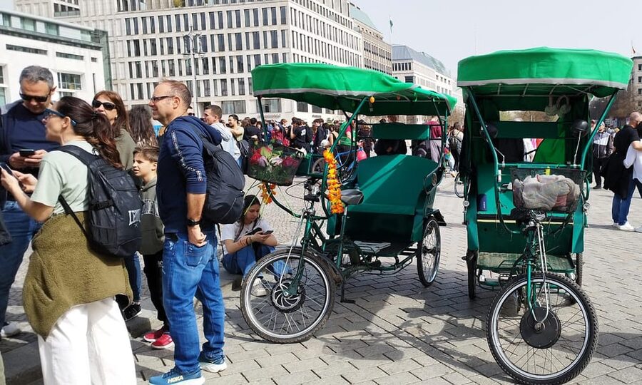Berlin (E)Bike Tour Historical Highlights in Small groups - Brandenburg Gate and the Reichstag