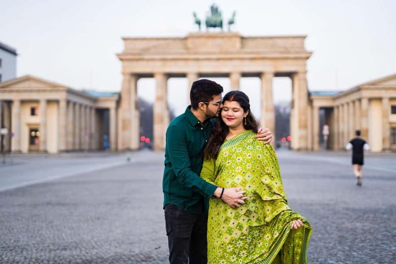 Berlin: Early Morning Private Photoshoot to avoid the Crowd - The optional public transport connection