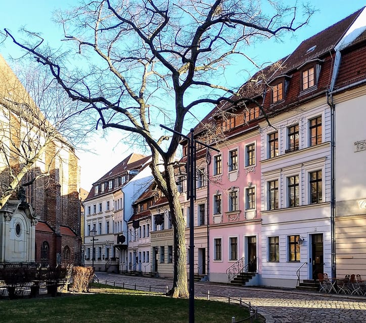 Berlin: East and West Wall Tour by Bike with a Guide - Unter den Linden to Brandenburg Gate