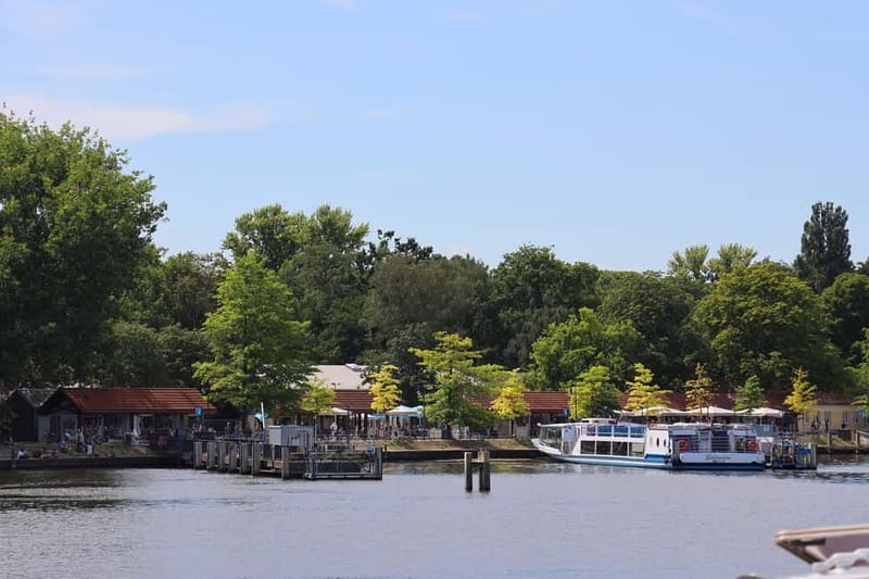 Berlin: East Side Gallery Spree Cruise in a Solar Catamaran - From city edges to Treptow Park