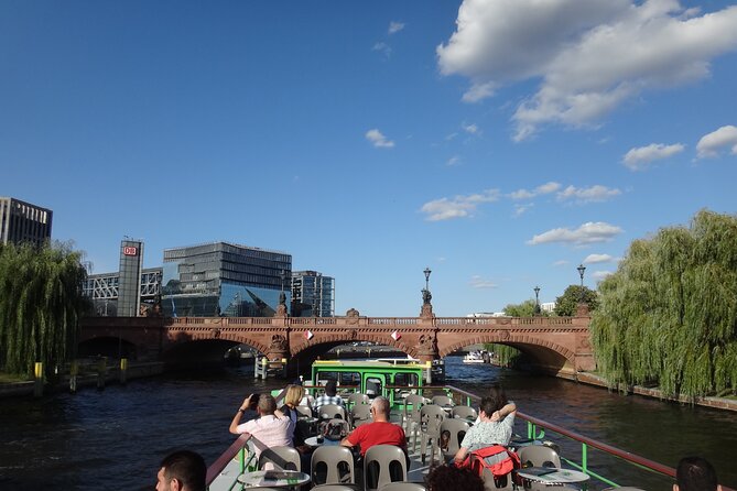 Berlin East Side Tour 2.5 hour cruise with commentary - Chancellery and House of World Cultures