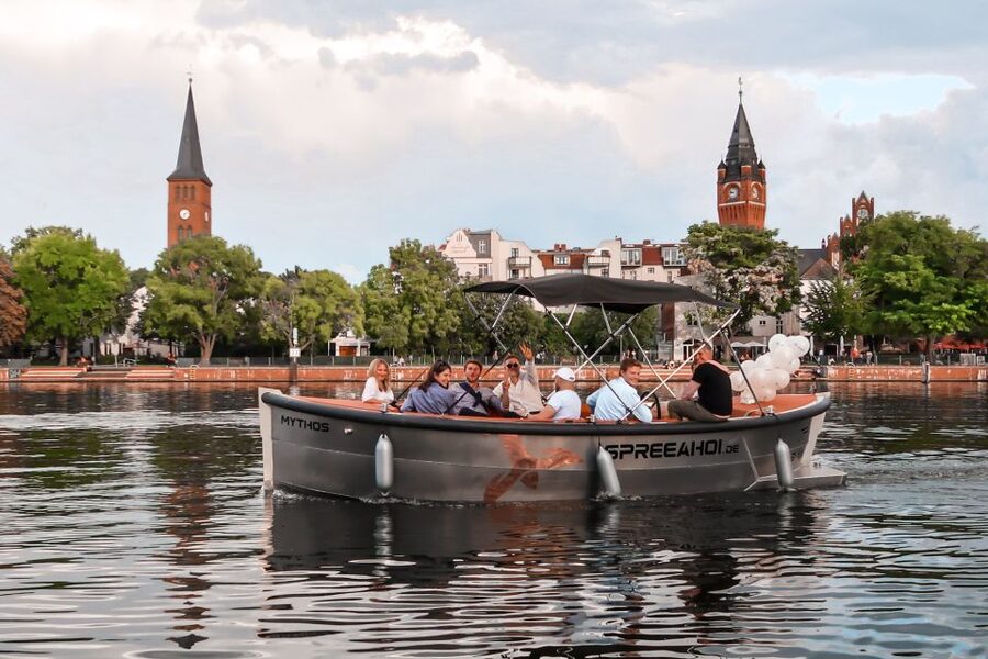 Berlin: Electric Boat Rental for self-driving 2 hrs - Leaving Berlin-Mitte for the Dahme
