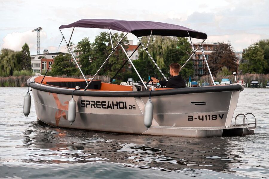 Berlin: Electric Boat Rental for self-driving 2 hrs - Choosing your two-hour route on the Dahme