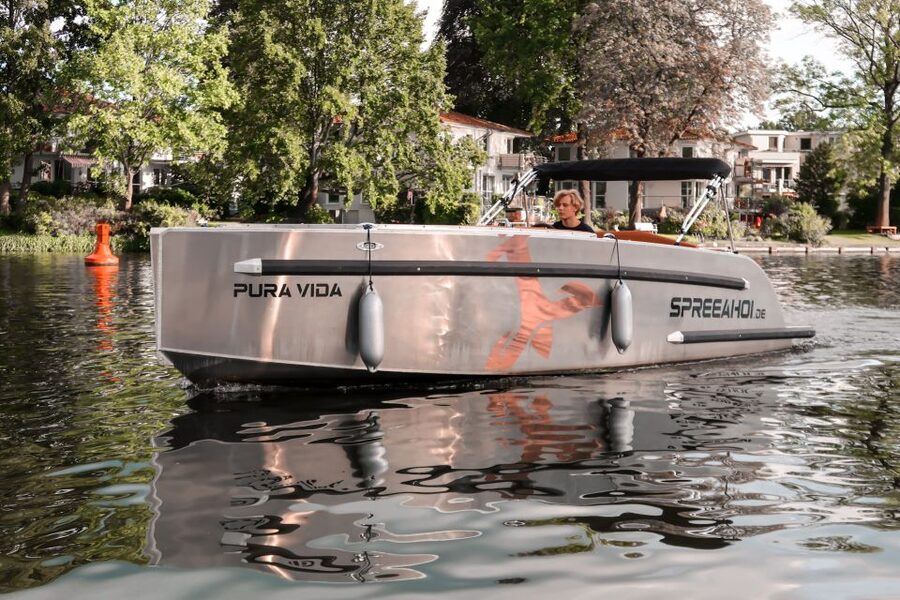Berlin: Electric Boat Rental for self-driving 2 hrs - What is included and what you still need