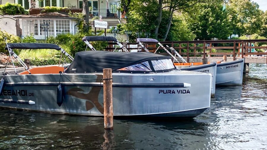 Berlin: Electric Boat Rental for self-driving 2 hrs - The real value of a $322 private boat