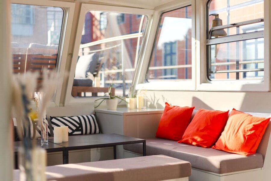 Berlin: Evening Boat Cruise – Romance & Moonlight - What the evening feels like onboard