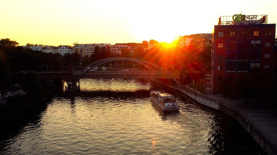 Berlin: Evening Boat Cruise – Romance & Moonlight - Choosing the right deck for the weather
