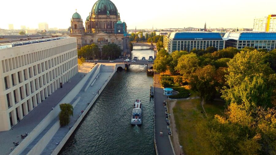 Berlin: Evening Boat Cruise – Romance & Moonlight - The House of World Cultures at sunset
