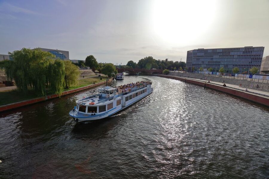 Berlin: Evening City Sightseeing Cruise - A calm start near Nikolaiviertel