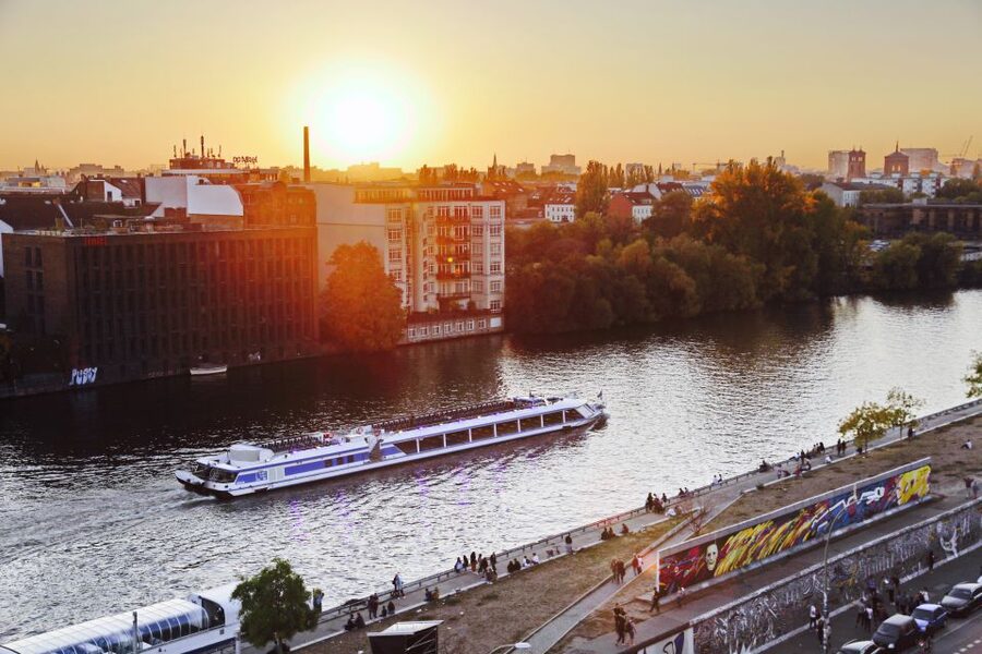 Berlin: Evening City Sightseeing Cruise - Bellevue Palace and the Tiergarten edge