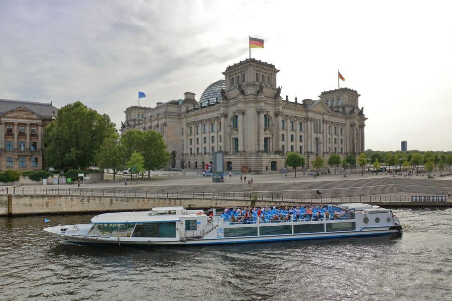 Berlin: Evening City Sightseeing Cruise - Canals, ministries, and Hamburger Bahnhof
