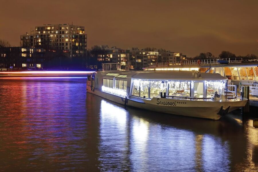 Berlin: Evening City Sightseeing Cruise - Returning toward Museum Island and Nikolaiviertel
