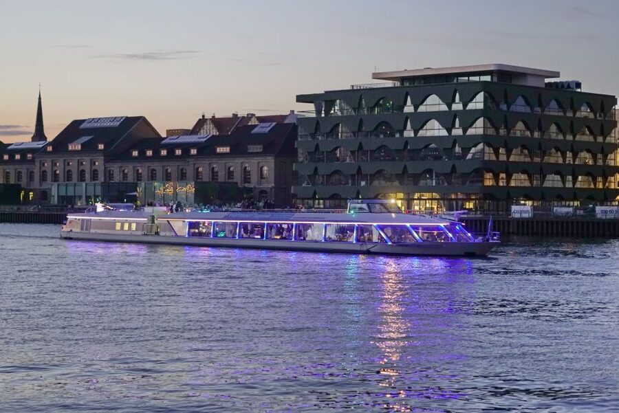 Berlin: Evening City Sightseeing Cruise - Seating, commentary, and onboard comfort