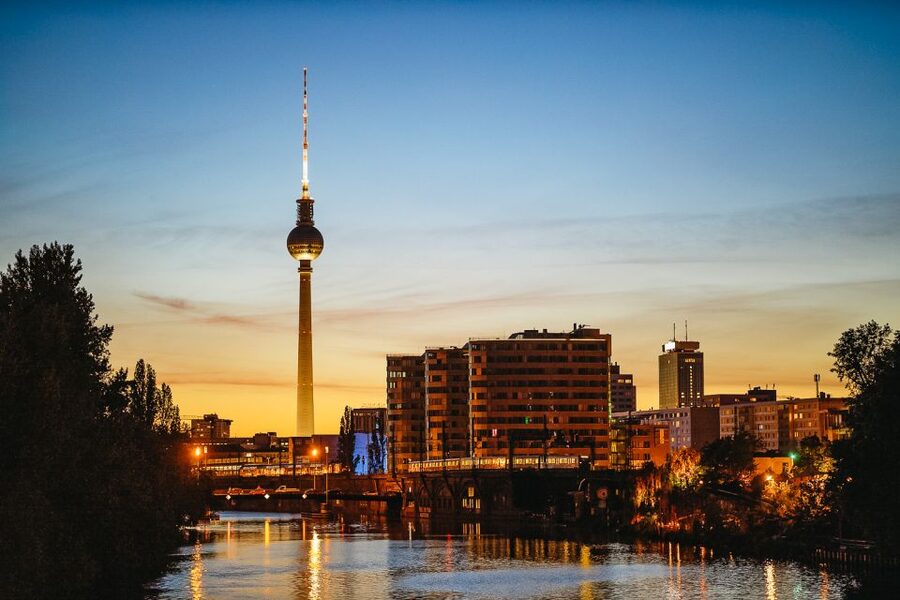 Berlin: Evening City Sightseeing Cruise - The government district from the River Spree