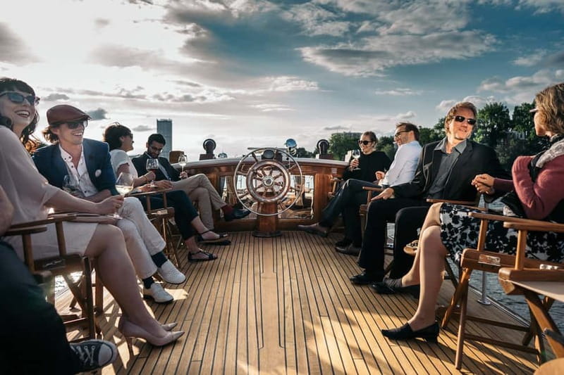 Berlin: Evening Yacht Cruise with Aperitif & Dinner Upgrade - Finding the yellow jetty near Berlin Cathedral