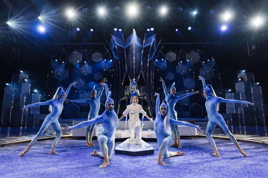 Berlin: FALLING | IN LOVE Grand Show Friedrichstadt-Palast - Following the story when German and English mix