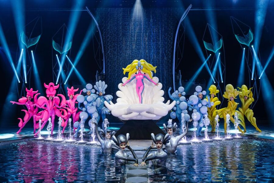 Berlin: FALLING | IN LOVE Grand Show Friedrichstadt-Palast - Who should book this Berlin show?