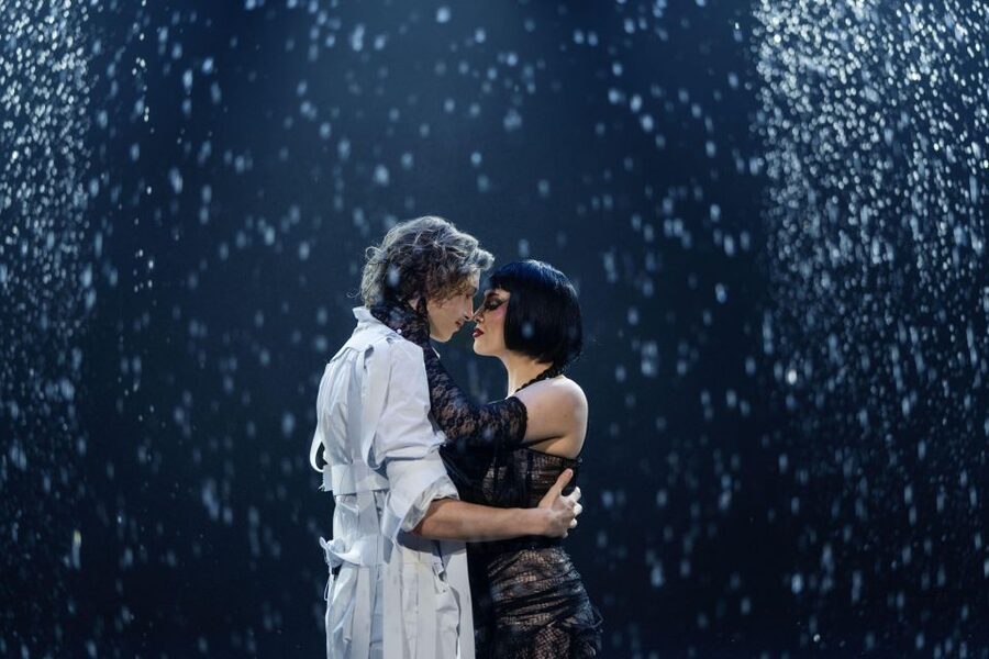 Berlin: FALLING | IN LOVE Grand Show Friedrichstadt-Palast - Practical booking advice for your evening