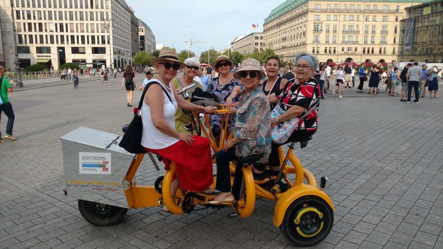 Berlin: Fun Private Guided Sightseeing Tours with Teambikes - Unter den Linden and Museum Island