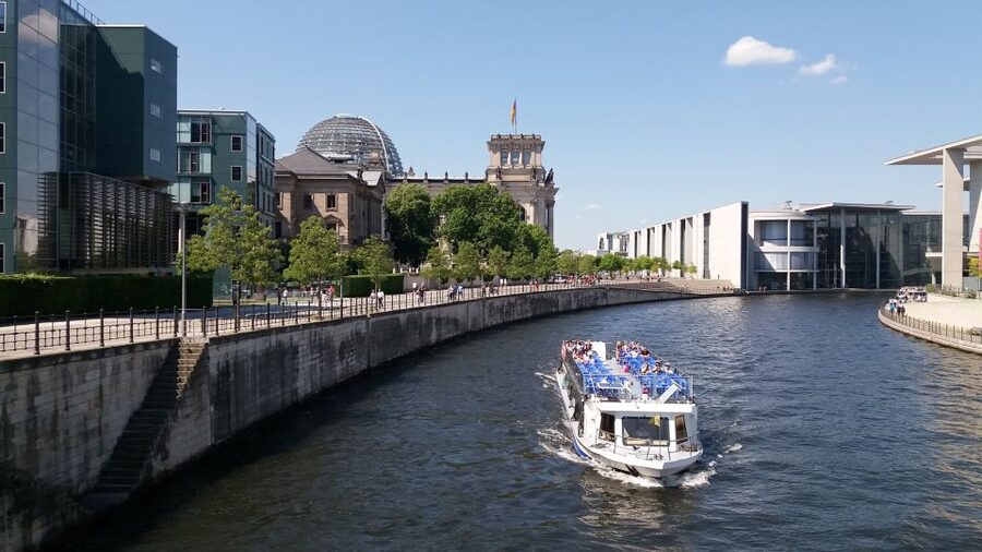 Berlin: Government District around the Reichstag Guided Tour - Platz der Republik and the Reichstag exterior