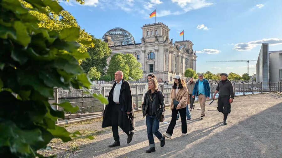 Berlin: Government District around the Reichstag Guided Tour - Starting at the Futurium and crossing the Spree