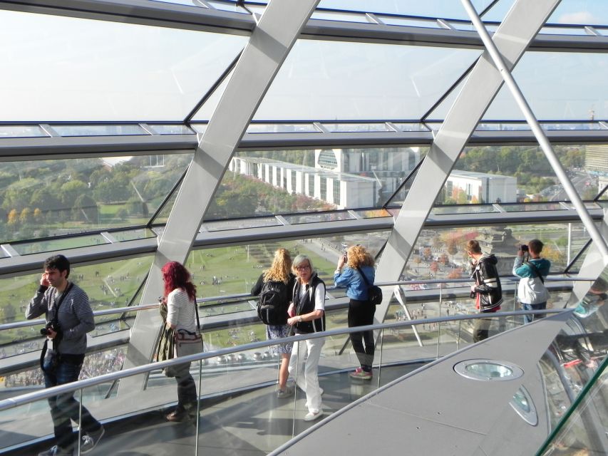 Berlin: Government District Tour and Reichstag Dome Visit - Entering the Reichstag and understanding the language split