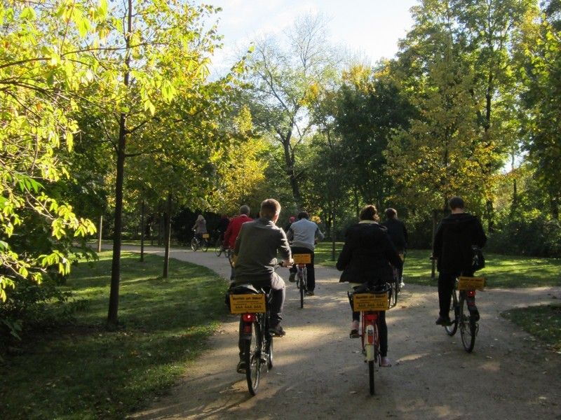 Berlin: Green City Guided Bike Tour - Volkspark Humboldthain and the WWII bunker
