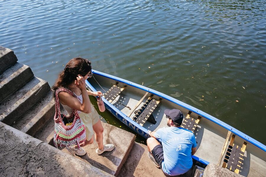 Berlin: Guided Tour by Canoe - Oberbaum Bridge, Badeschiff, and the eastern waterfront