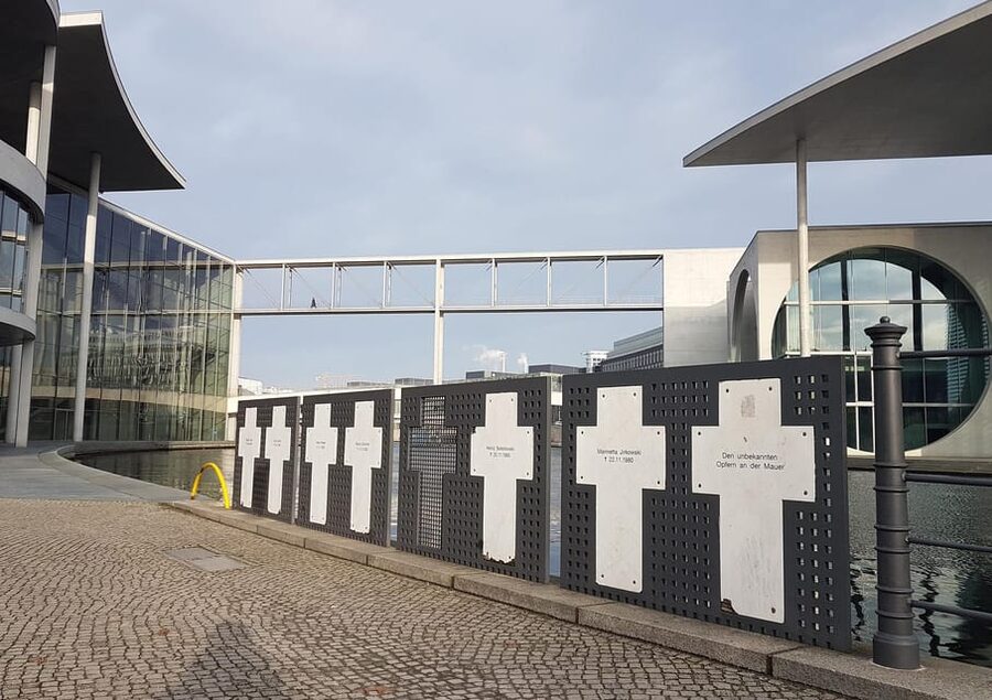 Berlin: Guided Walking Tour around the Reichstag - Starting at the Bundestag U5 station