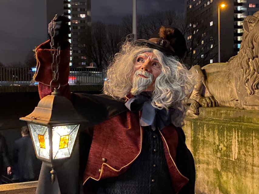 Berlin: Guided Walking Tour by Night - Starting with the lamplighter in Nikolaiviertel