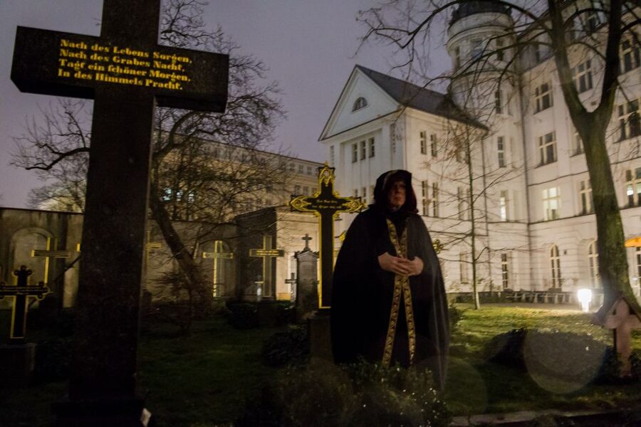 Berlin: Haunted Guided Live Theatre Tour in German - Berlin’s old center becomes a stage
