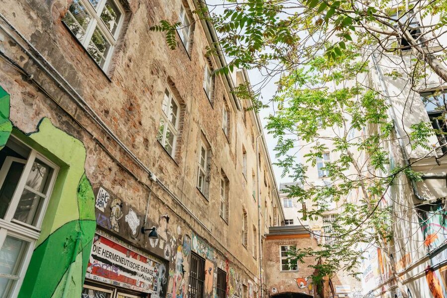 Berlin: Hidden Backyards Guided Walking Tour - The guides make the difference