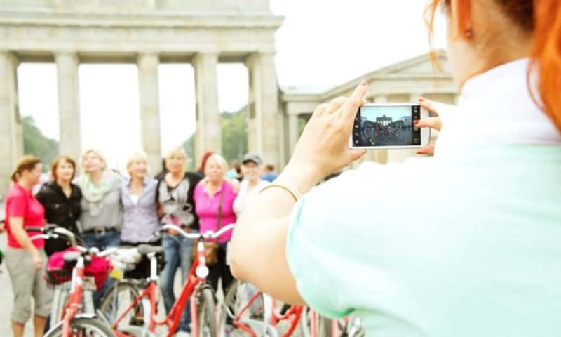 Berlin: Highlights Guided Bike Tour - Brandenburg Gate and the symbols of a divided capital
