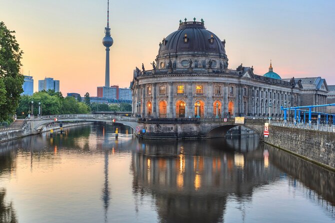 Berlin Highlights Self guided scavenger hunt and Walking Tour - A two-and-a-half-hour walk that rewards a steady pace