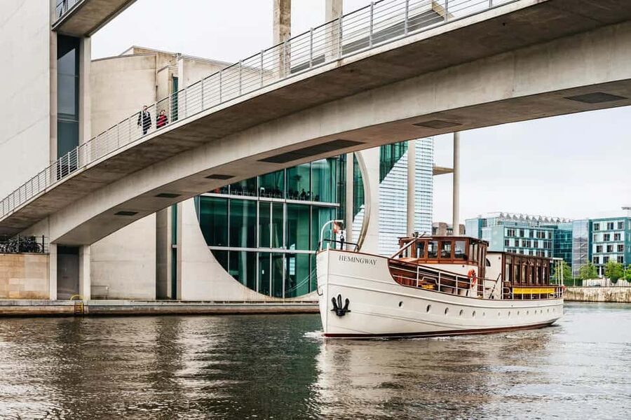 Berlin: Historic Boat Sightseeing City Center Tour - Nikolaiviertel, Tränenpalast, and Berlin’s divided past
