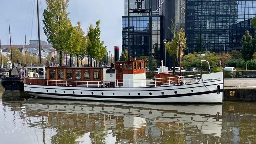 Berlin: Historic Boat Sightseeing City Center Tour - Reichstag, Futurium, and the modern government quarter