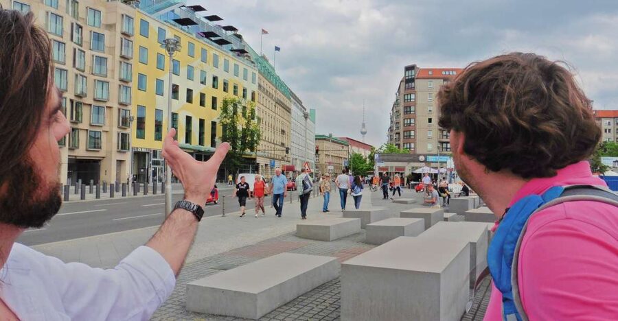 Berlin: Historical Sights & Berlin Wall Tour with a Berliner - Meeting at Brandenburg Gate