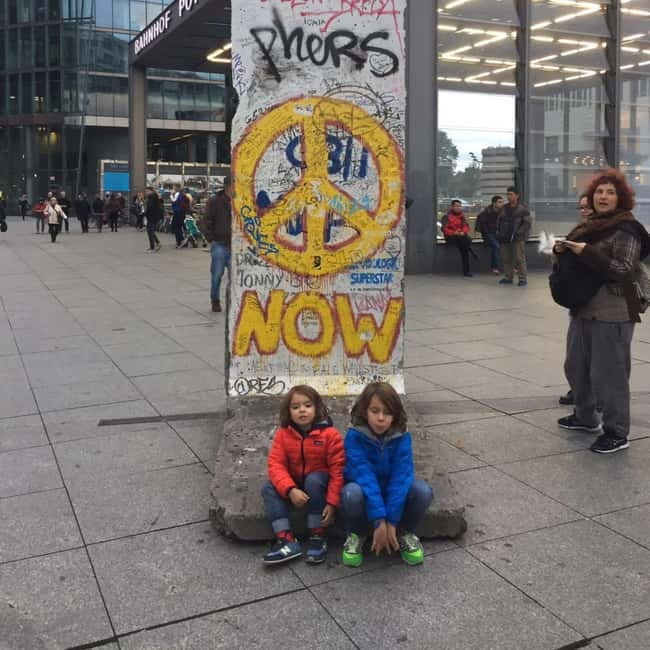 Berlin: History and Sightseeing with Kids (Free for Kids) - Choosing stories at the Brandenburg Gate and Reichstag