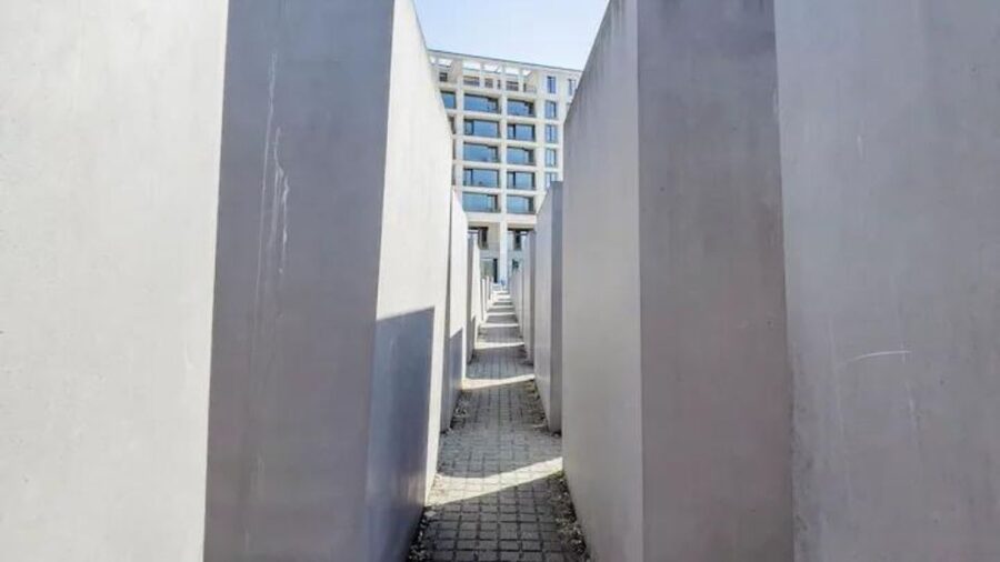 Berlin: Hitler's Berlin The Rise & Fall Guided Walking Tour - Hitler’s bunker site and the end in 1945