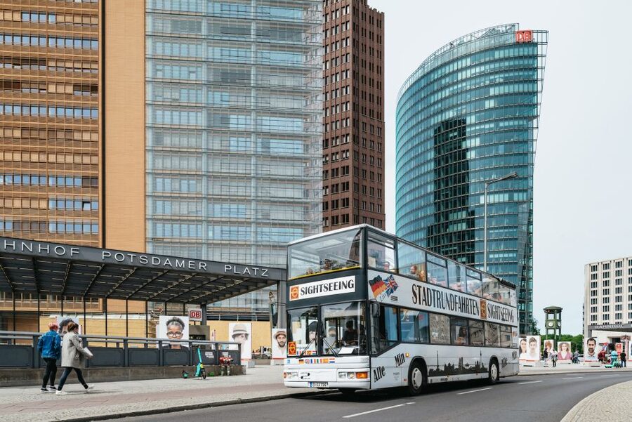 Berlin: Hop-on Hop-off Bus Tour with Live Commentary - Reichstag, the Chancellery, and Berlin Hauptbahnhof
