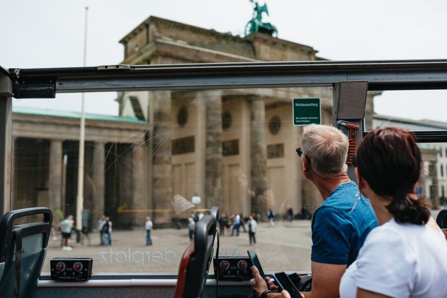 Berlin: Hop-on Hop-off Bus Tour with Live Commentary - Museum Island, the New Synagogue, and Hackescher Höfe