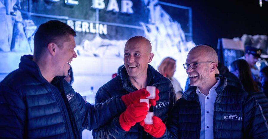 Berlin: Icebar Entrance with Complimentary Drinks - What the Berlin Icebar actually feels like